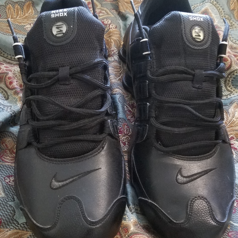 Almost new size 13 black Nike shox